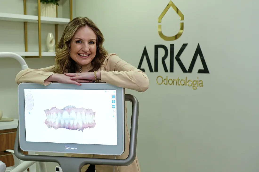 Dra. Emanuelly com scanner iTero na ARKA Odontologia