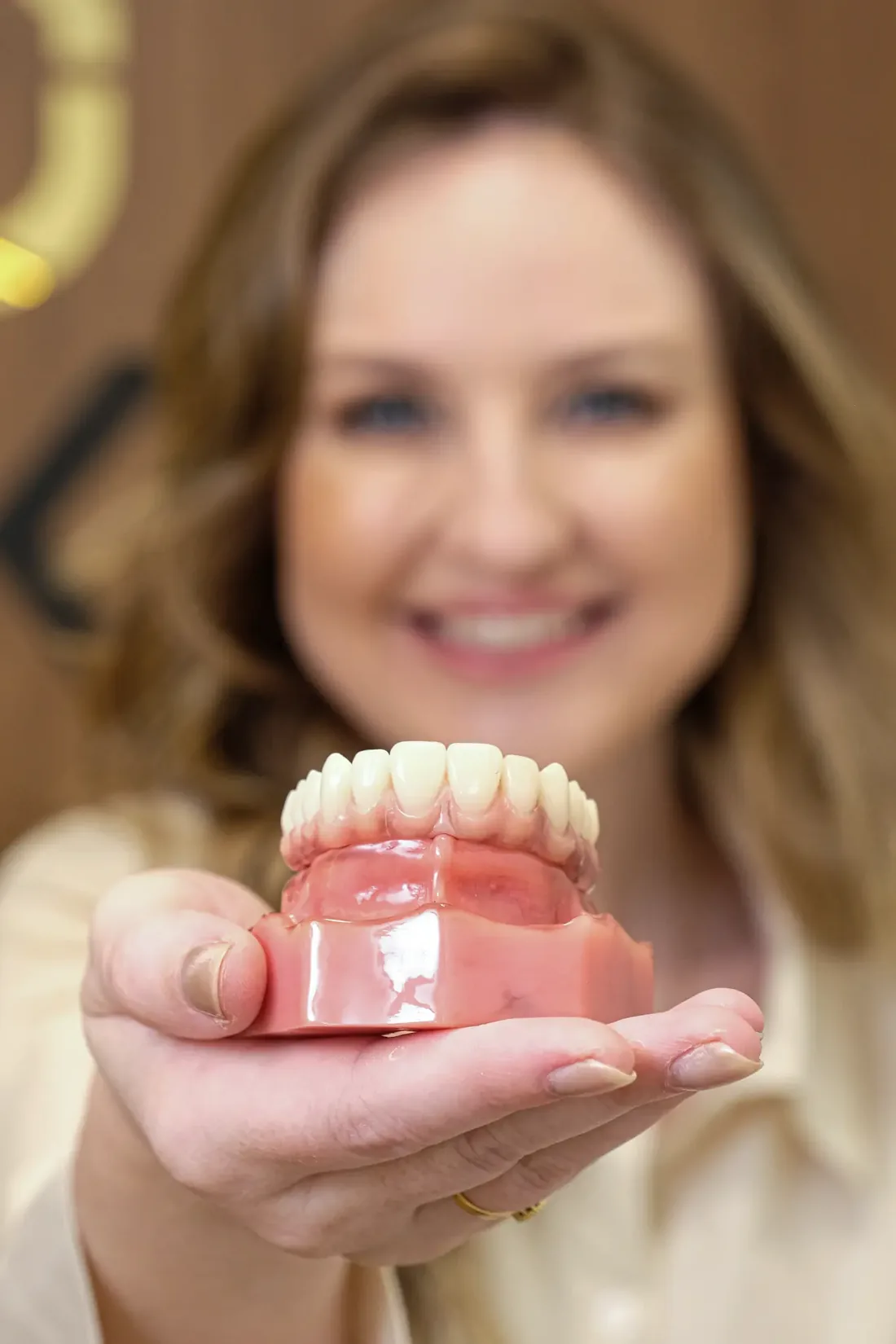 Dra. Emanuelly mostrando prótese protocolo